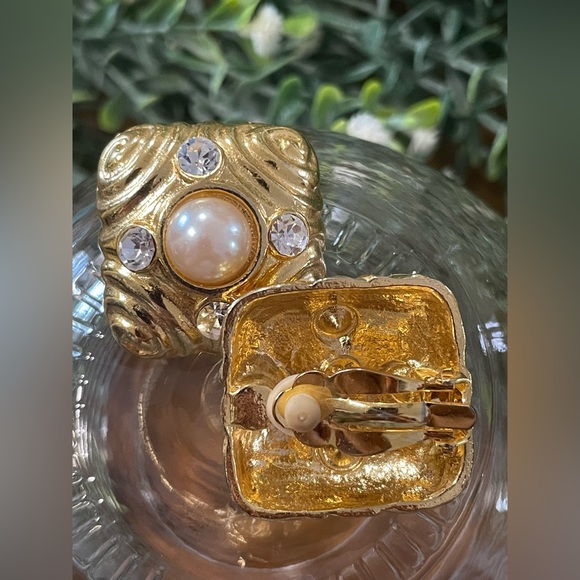 Gorgeous Faux Pearl and Gold Vintage Textured Earrings - Picture 4 of 5